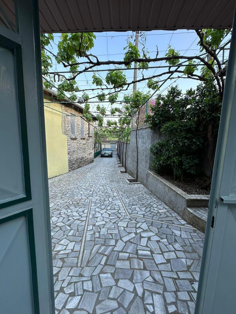 Geri Guesthouse Gjirokastër Exteriör bild